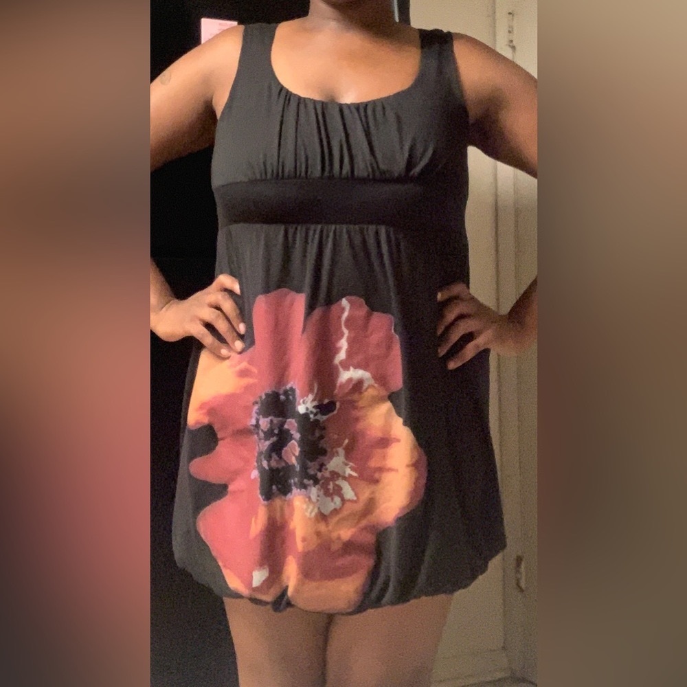 🖤 1955 Vintage black dress w/flower at bottom